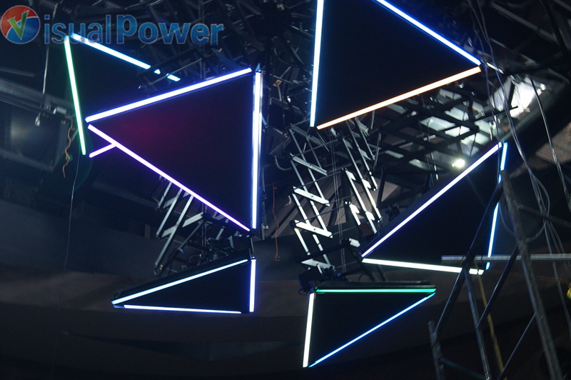 Écran LED en forme de triangle Visualpower_Affichage LED triangle_Affichage  LED créatif_Design intérieur